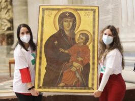 Cruz peregrina e o ícone de Nossa Senhora Salus Populi Romani