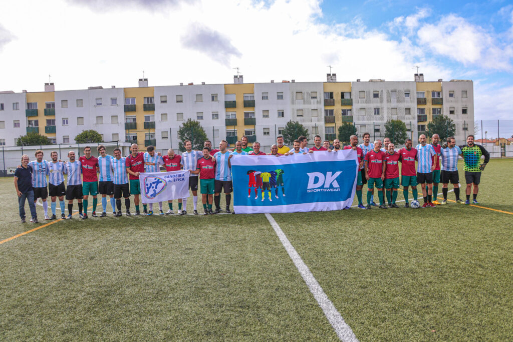 Devotos vitorianos com a equipa Amigos de Neno, recheada de antigas estrelas do futebol nacional e internacional. Foto: Arnaldo Amador