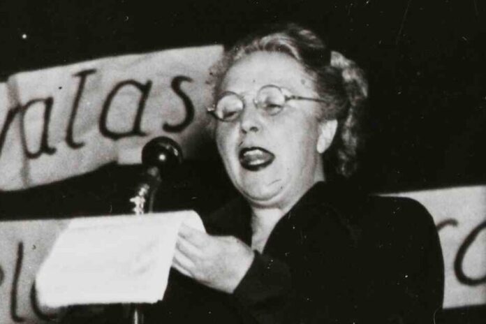 Maria Lamas discursa na campanha de Norton de Matos, em janeiro de 1949 [Portal «Casa Comum», Fundação Mário Soares]