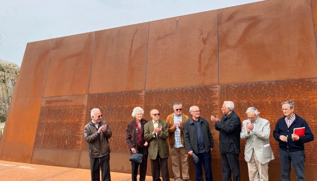 O primeiro-ministro, Costa com antigos presos políticos na antiga prisão de Peniche, hoje Museu da Resistência