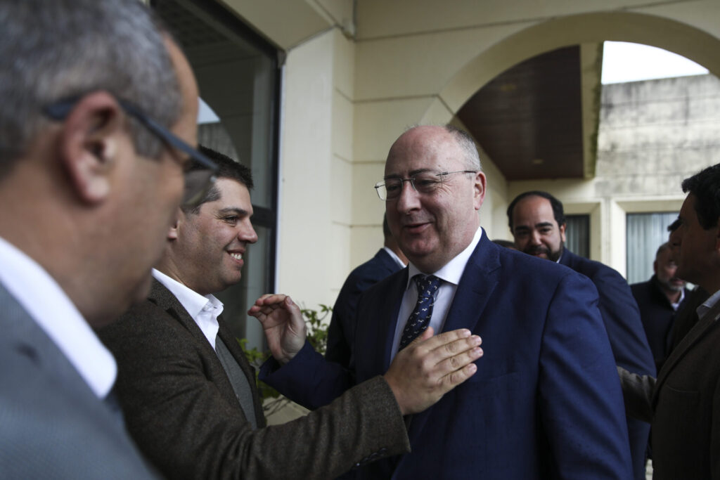 O ministro da Agricultura e Pescas, José Manuel Fernandes (C), visita o Polo de Inovação da Fonte Boa do INIAV, Estação Zootécnica Nacional, no âmbito do 9.º Encontro Técnico de Produção de Leite, em Santarém, 07 de fevereiro de 2025. PAULO CUNHA/LUSA