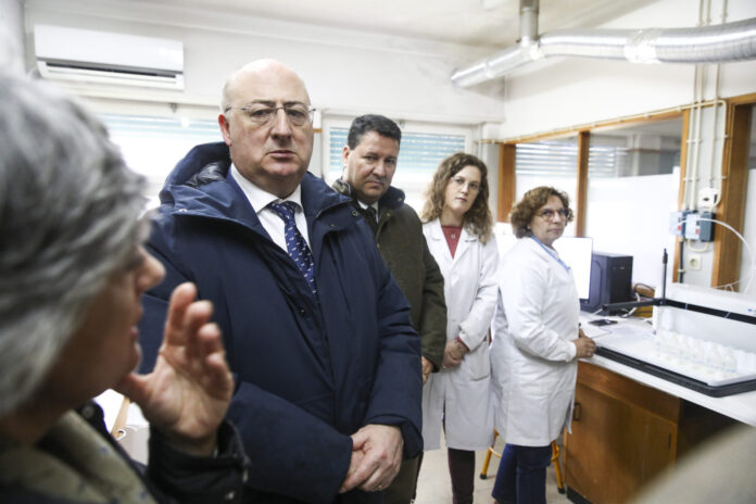 Ministro José Manuel Fernandes visita o Polo de Inovação da Fonte Boa do INIAV O ministro da Agricultura e Pescas, José Manuel Fernandes (E), visita o Polo de Inovação da Fonte Boa do INIAV, Estação Zootécnica Nacional, no âmbito do 9.º Encontro Técnico de Produção de Leite, em Santarém, 07 de fevereiro de 2025. PAULO CUNHA/LUSA