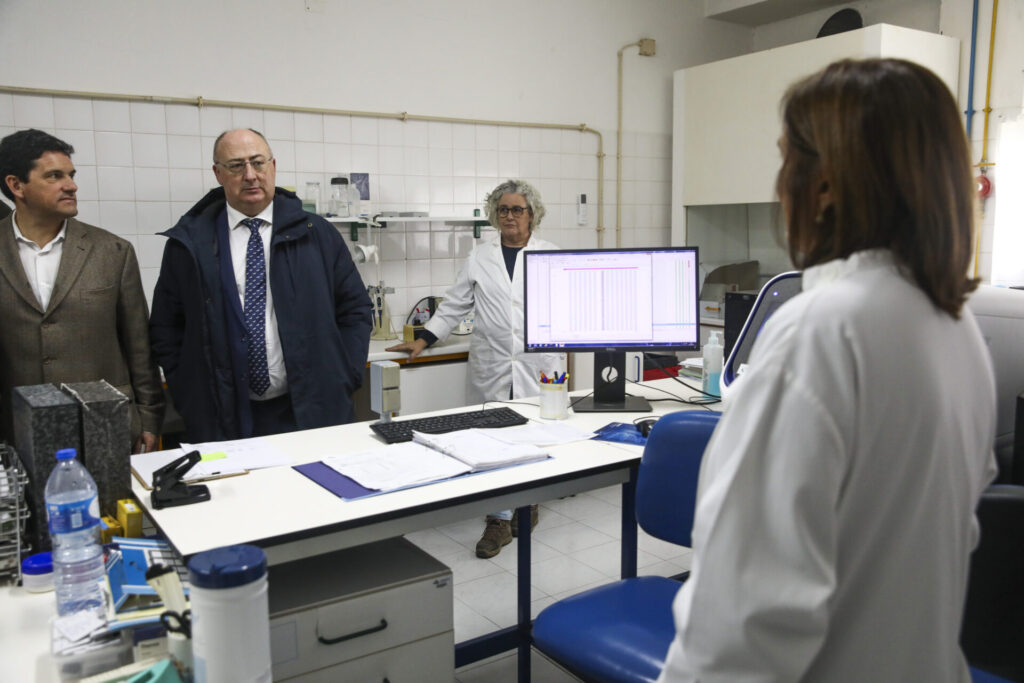 O ministro da Agricultura e Pescas, José Manuel Fernandes (2-E), visita o Polo de Inovação da Fonte Boa do INIAV, Estação Zootécnica Nacional, no âmbito do 9.º Encontro Técnico de Produção de Leite, em Santarém, 07 de fevereiro de 2025. PAULO CUNHA/LUSA