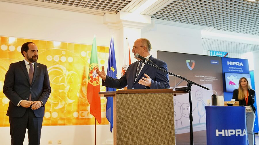 O ministro da Agricultura João fernandes e o presidente da Câmara de Santarém João Leite na assinatura do protocolo na EZN