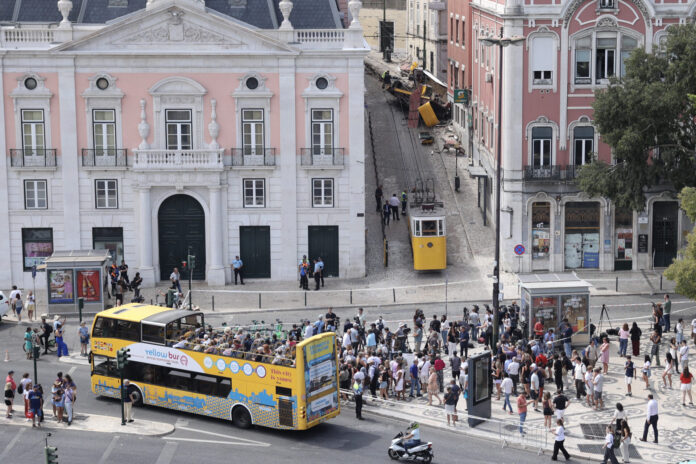 Portugal: Aftermath of the derailment of the Gloria lift in Lisbon Panoramic view of the assessment works of the accident of the Gloria lift (funicular) in Lisbon, a popular transportation used by tourists, that derailed yesterday in Lisbon, Portugal, 4th September 2025. The accident caused the death to 16 people and also left 5 people seriously injured. The number of deaths was corrected by the civil protection authorities. MIGUEL A. LOPES/LUSA