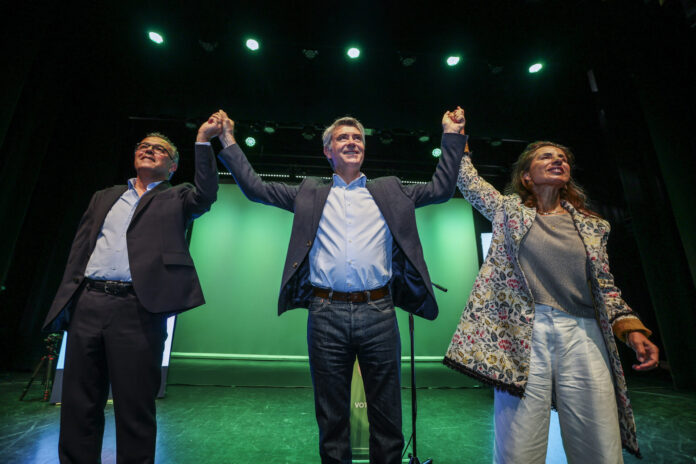 O secretário-geral do Partido Socialista (PS), José Luís Carneiro, na sessão de apresentação do candidato Miguel Félix Paulo (E) à Câmara Municipal de Rio Maior, 27 de setembro de 2025. As eleições autárquicas realizam-se em 12 de outubro. TIAGO PETINGA/LUSA