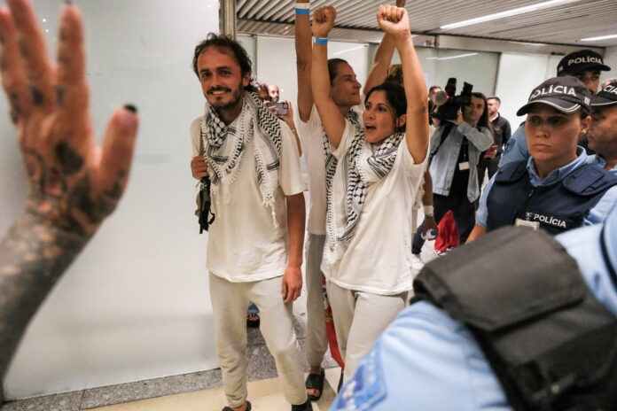Diogo Chaves (à esquerda), Mariana Mortágua (terceira à esquerda), Miguel Duarte (não fotografado) e Sofia Aparício (segunda à esquerda), quatro cidadãos portugueses que participaram na Flotilha Global Sumud e estavam detidos em Israel desde quinta-feira, chegam ao Aeroporto de Lisboa, em Lisboa, Portugal, a 5 de outubro de 2025. EPA/RUI MINDERICO